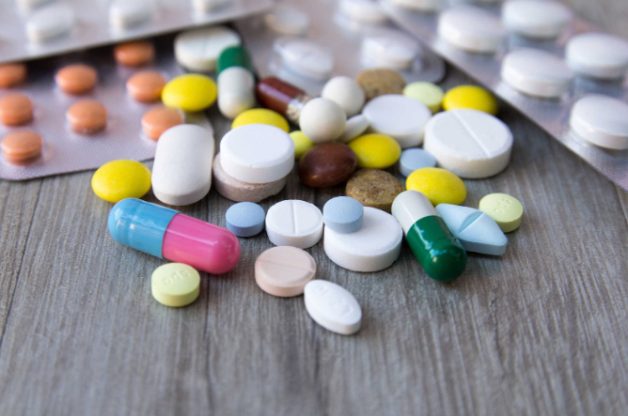 Bác sĩ chỉ định các loại thuốc giảm đau, thuốc chống viêm, thuốc giãn cơ để điều trị đau cổ vai gáy