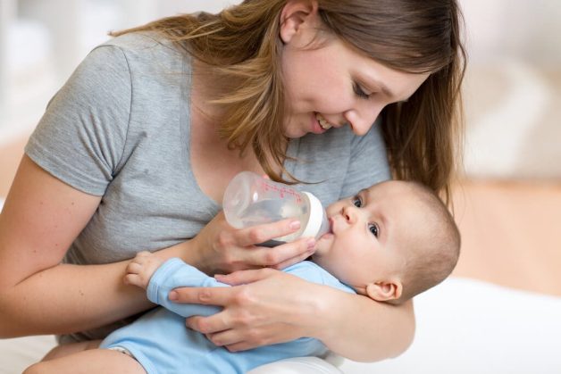 Đảm bảo trẻ uống đủ nước để cúm A nhanh khỏi