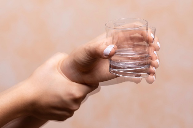 Người trẻ bị bệnh parkinson có triệu chứng gì?