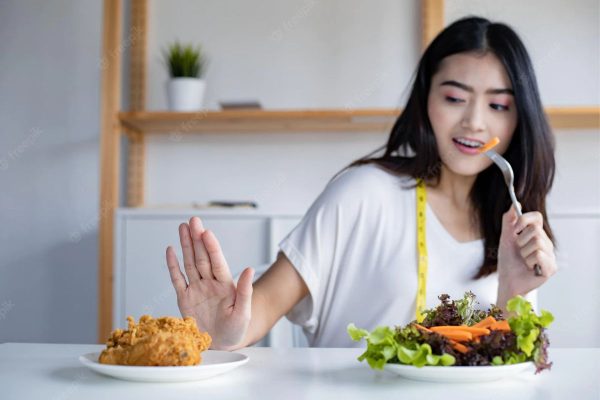 Hạn chế ăn những thực phẩm quá cay nóng để tránh nhiệt miệng, viêm lợi