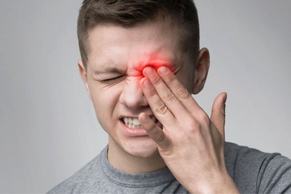 Biểu hiện thường gặp nhất ở những người bị bệnh đau mắt hột chính là sưng nề, ngứa ở hai bên mắt và mí mắt...