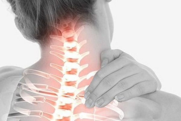 Thoái hóa đốt sống cổ bị lâu có thể dẫn tới đau đầu, đau vai gáy....