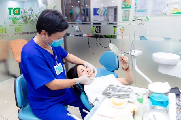 Thăm khám định kỳ với nha sĩ là phương pháp phòng ngừa hôi miệng sau bọc răng sứ toàn diện nhất