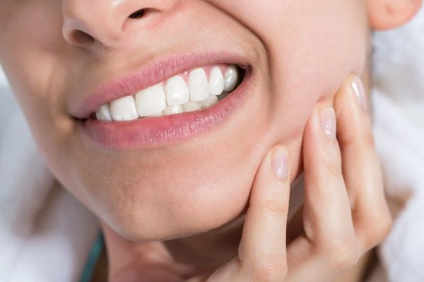 Khi bị sâu răng hàm, mọi người thường cảm thấy các cơn đau nhức, ê buốt khó chịu tại vị trí răng bị bệnh