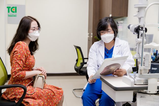 Thăm khám với chuyên gia nhãn khoa để được điều trị nhanh chóng