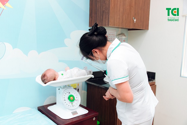 Trẻ sơ sinh sẽ được cân và đo thể trạng của cơ thể