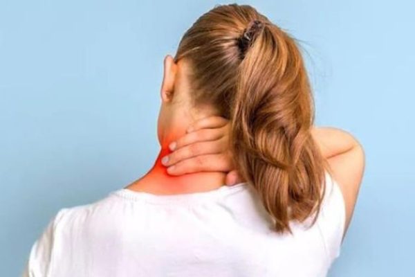 Tư thế ngồi sai cách là một trong những nguyên nhân gây thoái hóa cột sống cổ
