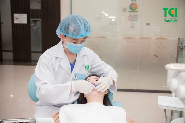 Quy trình dán sứ thường được thực hiện tại nha khoa với bác sĩ chuyên môn cao để đảm bảo an toàn