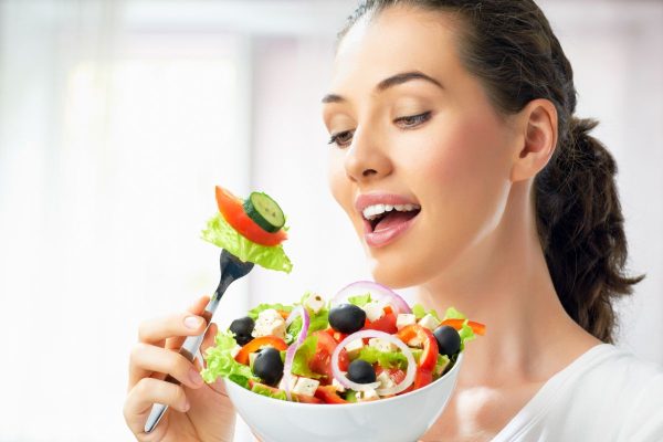 Xây dựng chế độ dinh dưỡng khoa học, vệ sinh răng miệng thường xuyên để kéo dài tuổi thọ răng dán sứ