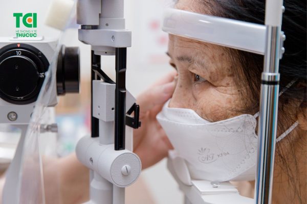 Người mắc bệnh thường xuyên cảm thấy nhìn mờ, thị lực suy giảm, nhức mỏi mắt...