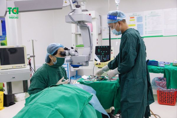 Phẫu thuật ghép giác mạc được thực hiện theo chỉ định của bác sĩ nhãn khoa