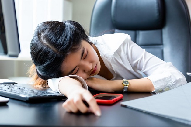 nguyên nhân gây khó ngủ trưa ở dân văn phòng