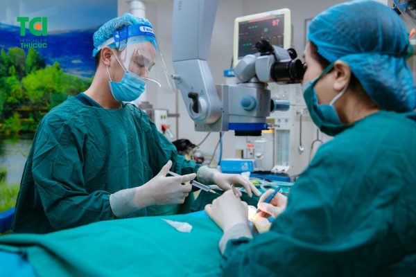 Phẫu thuật Phaco, hồi sinh đôi mắt đục thuỷ tinh thể cho bác Đỗ được thực hiện tại Thu Cúc TCI