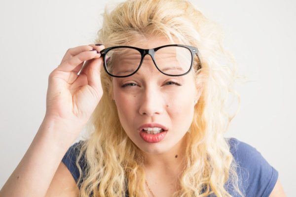 Suy giảm thị lực một bên mắt là tình trạng một bên mắt nhìn mờ, khó nhìn