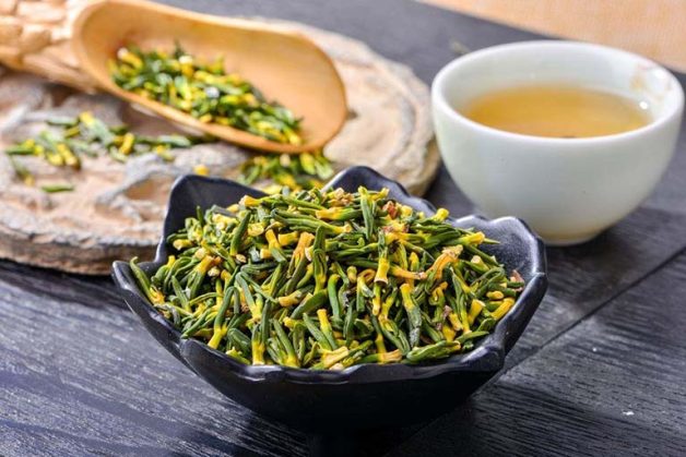 Sử dụng trà tâm sen là cách hỗ trợ giảm mất ngủ quen thuộc