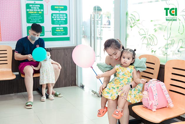 Cần theo dõi tại cơ sở tiêm chủng 30 phút sau tiêm để theo dõi các phản ứng phụ có thể xảy ra