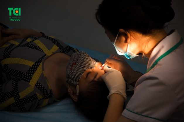 Để viêm kết mạc nhanh khỏi, người bệnh có thể đến cơ sở y tế để thăm khám và nhận chỉ định điều trị