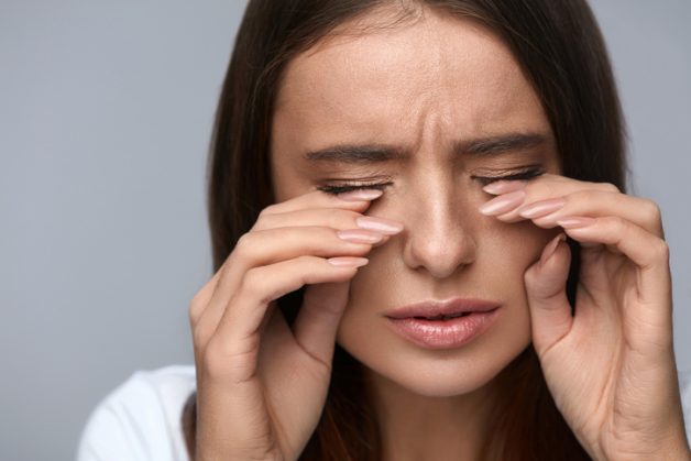 Một số trường hợp bệnh loạn dưỡng giác mạc chỉ được phát hiện tình cờ nhờ những đợt đau kích thích.