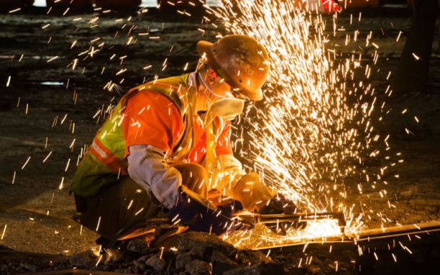 Tia lửa hàn có thể gây bỏng giác mạc