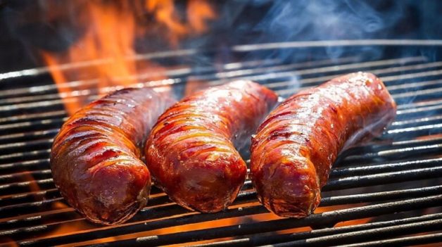 Không nên ăn thịt chế biến sẵn như xúc xích sau mổ bong võng mạc