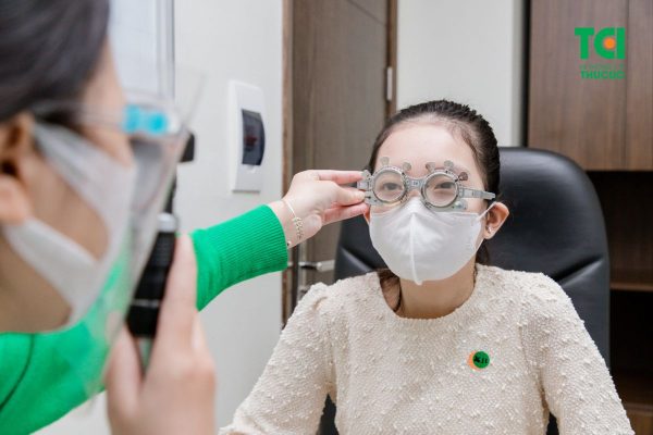 Đeo kính gọng hoặc kính Ortho K là các cách điều trị tật khúc xạ ở trẻ em thường được áp dụng hiện nay