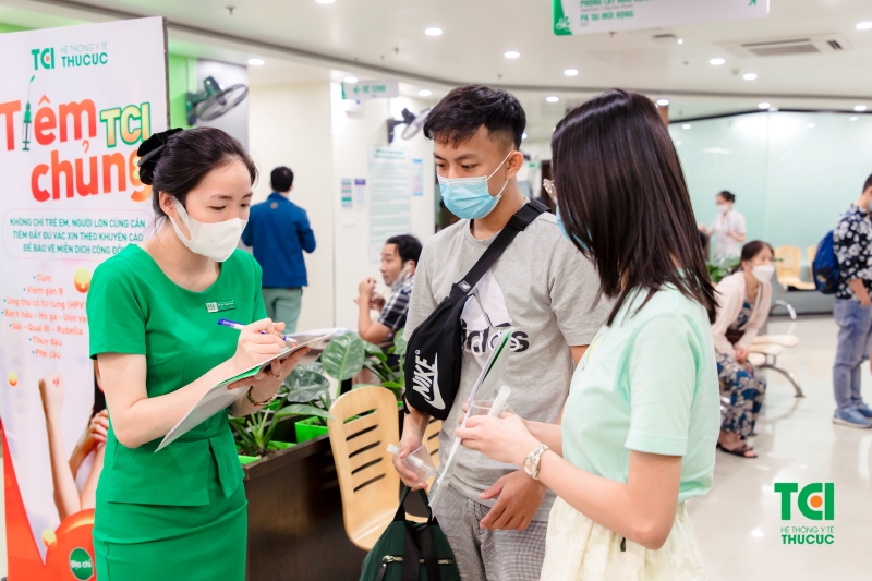 Đội ngũ nhân viên tại Thu Cúc TCI hướng dẫn khách hàng tận tình