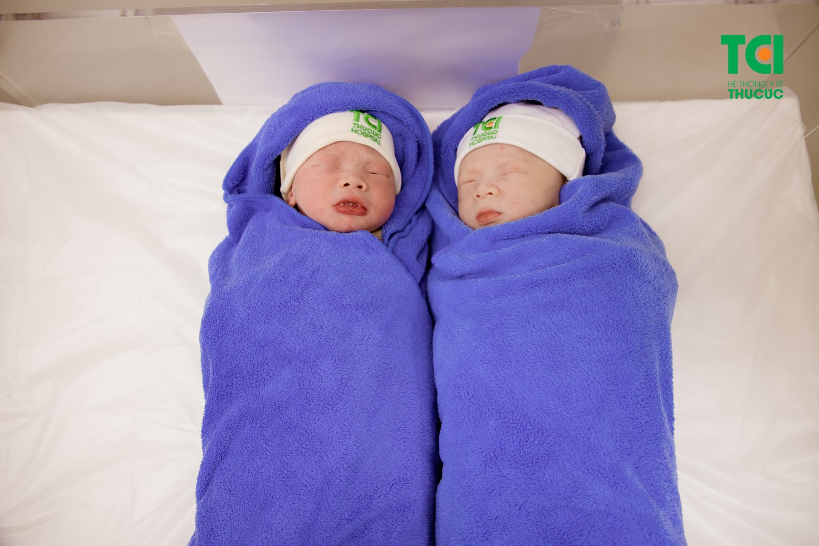 Cặp song thai IVF chào đời bình an ở tuần thai thứ 37 tuần 1 ngày