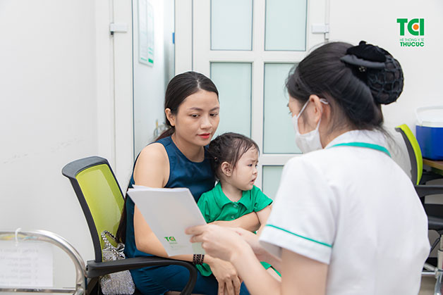 Sau tiêm, phụ huynh cần theo dõi sát các phản ứng của trẻ theo hướng dẫn mà đơn vị tiêm chủng đưa ra