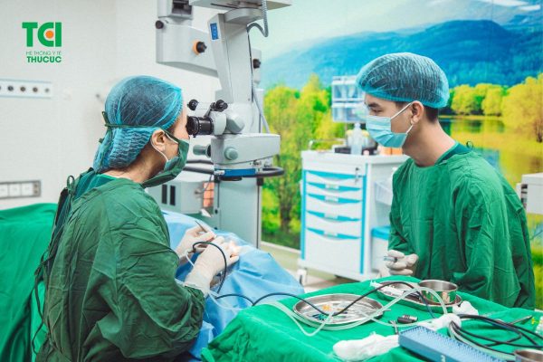 Điều trị đục thủy tinh thể có thể áp dụng phương pháp nội khoa hoặc ngoại khoa tuỳ chỉ định của bác sĩ
