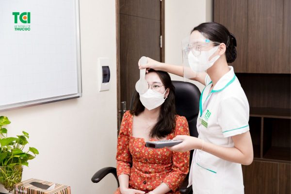 Mọi người nên chọn khám và chăm sóc mắt tại cơ sở y tế uy tín, bác sĩ chuyên môn cao
