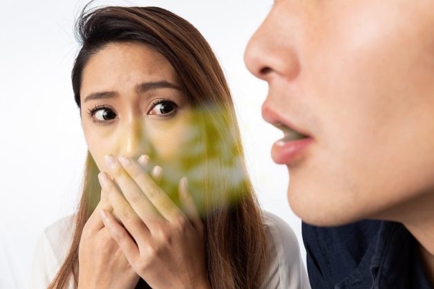 Hôi miệng ảnh hưởng rất tiêu cực đến tâm lý của người bệnh và những người xung quanh. 