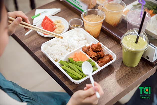 Kinh nguyệt không đều phải làm sao? Chú ý về chế độ ăn uống, cân bằng dinh dưỡng là cách khắc phục mà chị em có thể chủ động thực hiện