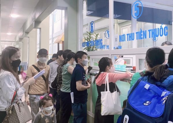 Xếp hàng mua thuốc