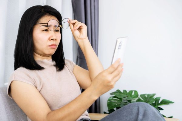 Người bị viễn thị thường khó nhìn được đồ vật ở gần mà chỉ nhìn được đồ vật ở xa kèm tình trạng nhức, mỏi mắt