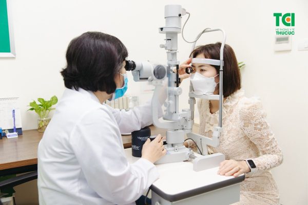 Thăm khám lâm sàng và chuyên sâu giúp bác sĩ đánh giá tình trạng viễn thị của từng người và đưa ra phương án điều trị phù hợp