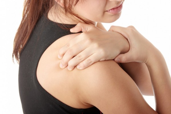 Biểu hiện của thoái hóa đốt sống cổ có thể xuất hiện cơn đau ở vai gáy