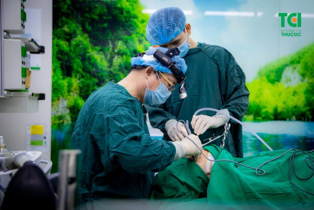 Amidan viêm của anh Hoàng được trực tiếp cắt bởi bác sĩ Dương Văn Tiến