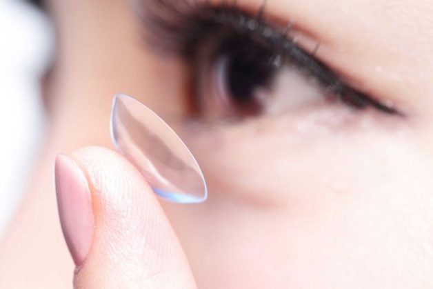 Đeo kính áp tròng không được vệ sinh thường xuyên hoặc quá hạn sử dụng có thể rách giác mạc