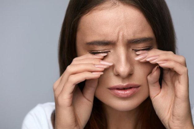 Không dụi mắt để tránh làm nặng thêm tình trạng rách giác mạc