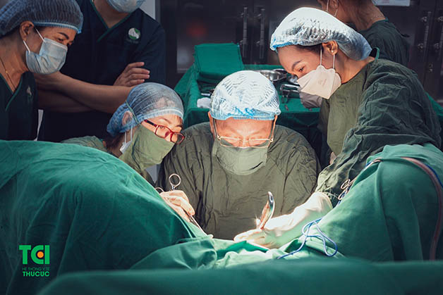 Để chấm dứt tình trạng rong kinh máu đen, người bệnh có thể thực hiện khám và điều trị với các phương pháp mà bác sĩ chuyên khoa chỉ định