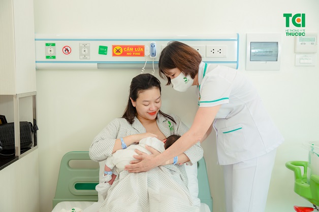 Sau khi có kinh trở lại, dưới tác động của hormone nội tiết, lượng sữa tiết ra sẽ giảm dần