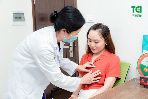 Cần thăm khám, kiểm tra sớm để có hướng xử lý, điều trị phù hợp, tránh việc bị tắc tia sữa kéo dài