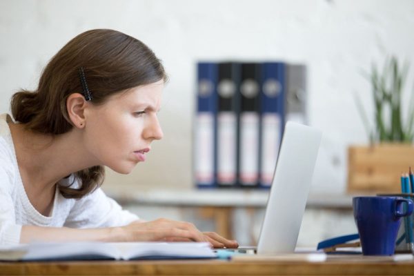 Khó nhìn vật ở gần, chỉ nhìn được vật ở xa hoặc rất xa là tình trạng chung của những người mắc viễn thị