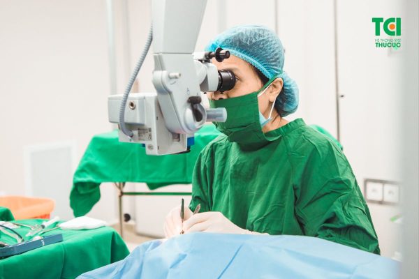 Điều trị thiên đầu thống bằng phương pháp nội khoa hoặc ngoại khoa tuỳ thuộc vào chỉ định của bác sĩ có chuyên môn