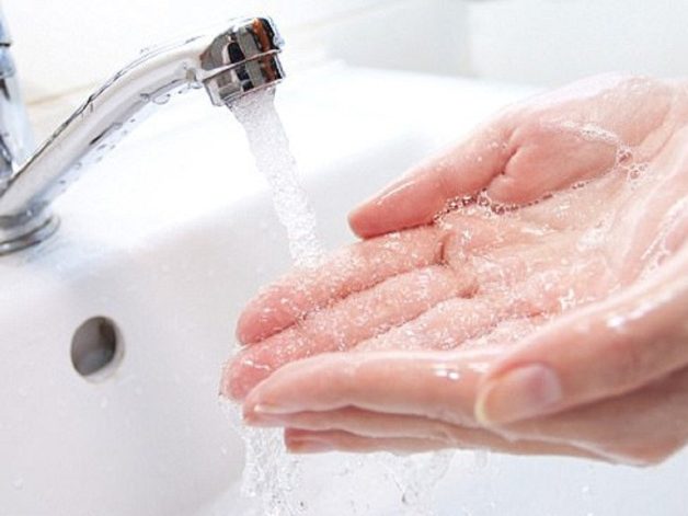 Bệnh Herpes môi có lây không? Có lây, vì vậy càn rửa tay để phòng tránh lây nhiễm Herpes môi