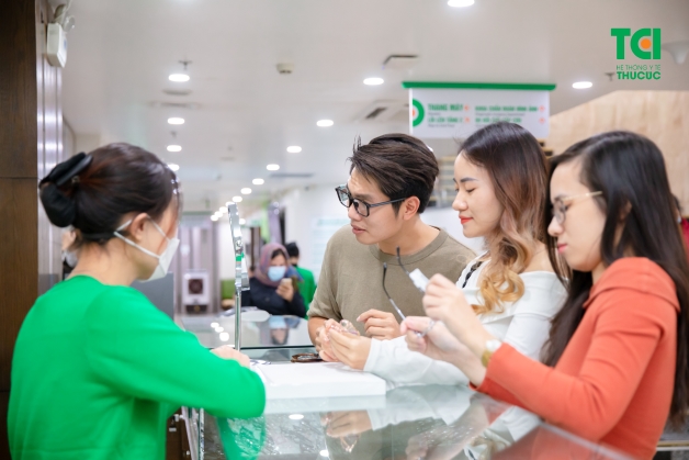 cắt mắt kính cận