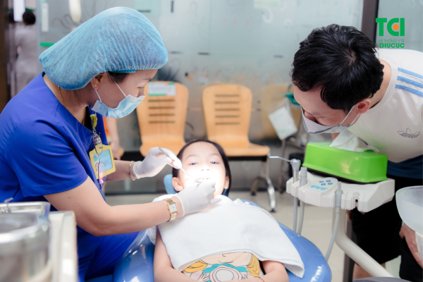 Trẻ cần được kiểm tra răng miệng tổng quát định kỳ ít nhất 6 tháng/lần