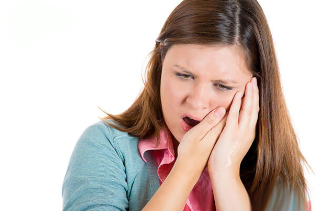 Chân răng có mủ thường đi kèm đau răng, sưng lợi, nổi hạch và sốt