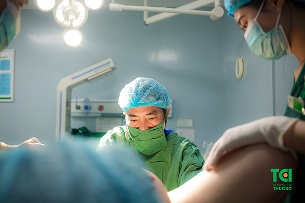 Tiểu phẫu rạch tầng sinh môn được thực hiện, cũng là một trong những lý do khiến các mẹ e ngại khi đi vệ sinh