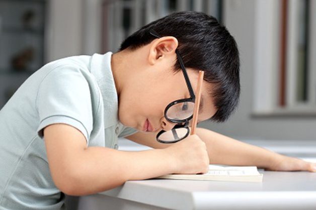 Lưu ý khi đo cắt kính cận cho trẻ